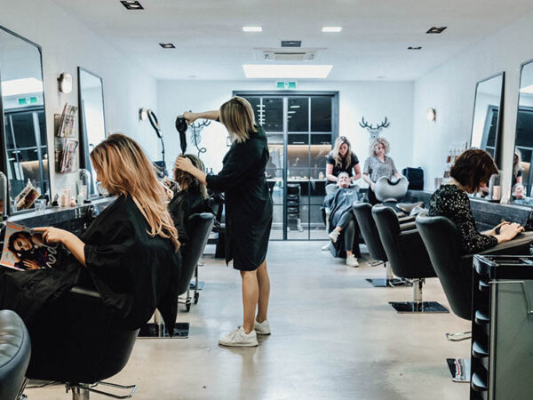 Stylist knipt een klant in de dameskapsalon van Hairjockey Breda