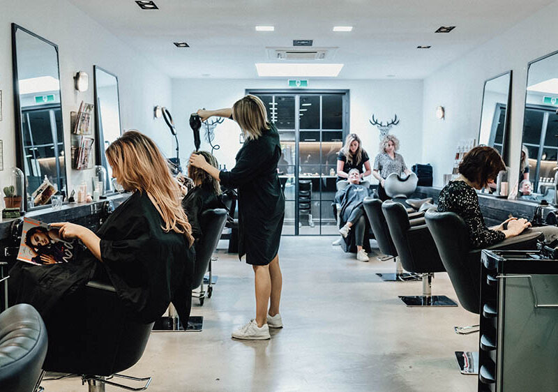 DSC06205 Stylist knipt een klant in de dameskapsalon van Hairjockey Breda