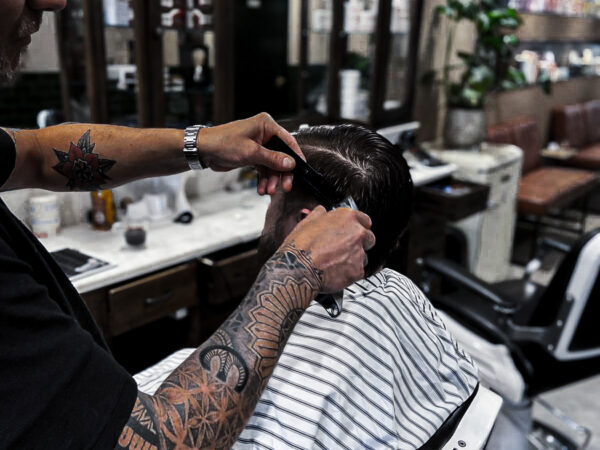 Barber van Hairjockey knipt een klant in de barbershop in Breda